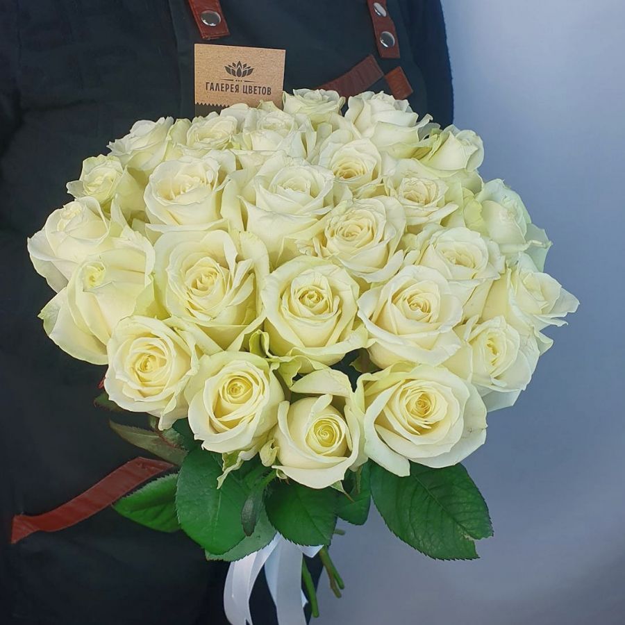 25 белых роз с лентой