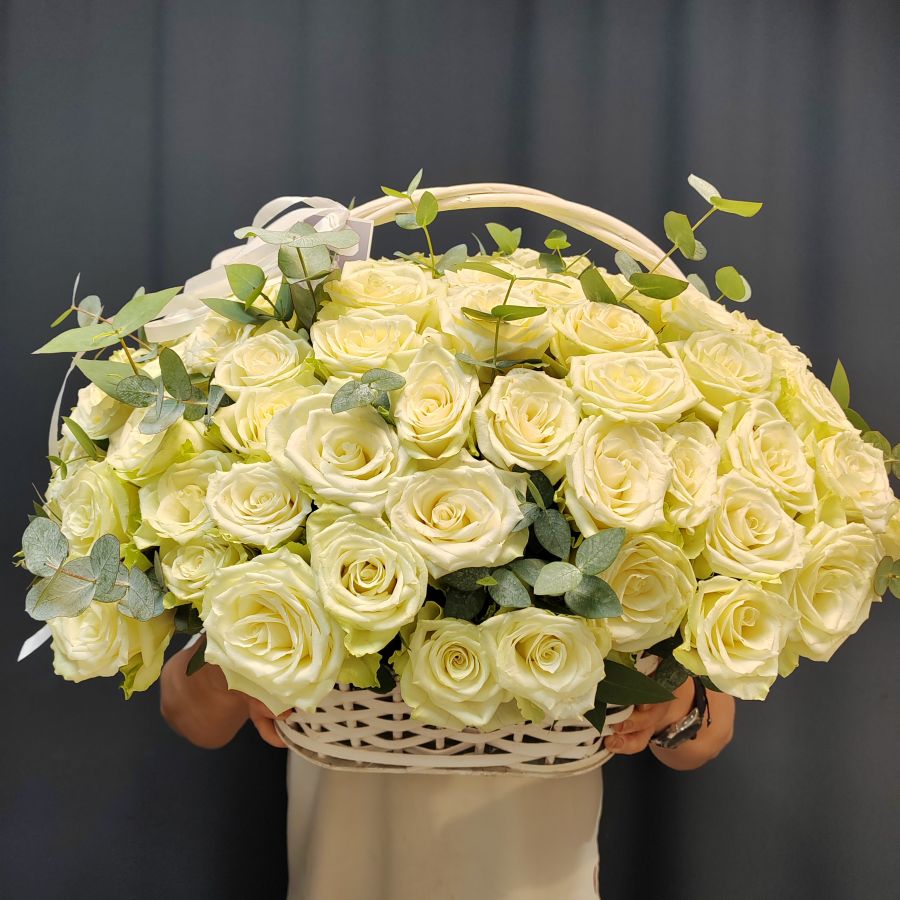 Корзина из 101 белой розы