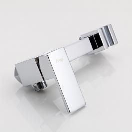 Frap F7504 bidet kranının ön görünüşü - kvadrat formalı latun korpusu, xrom örtük və tək qolu ilə müasir dizaynı, gigiyenik duş tutucusu ilə nümayiş etdirir.1