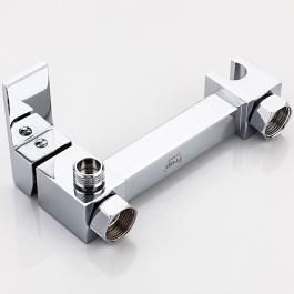 Frap F7504 bidet kranının ön görünüşü - kvadrat formalı latun korpusu, xrom örtük və tək qolu ilə müasir dizaynı, gigiyenik duş tutucusu ilə nümayiş etdirir.2