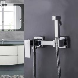 Frap F7504 bidet kranının ön görünüşü - kvadrat formalı latun korpusu, xrom örtük və tək qolu ilə müasir dizaynı, gigiyenik duş tutucusu ilə nümayiş etdirir.5