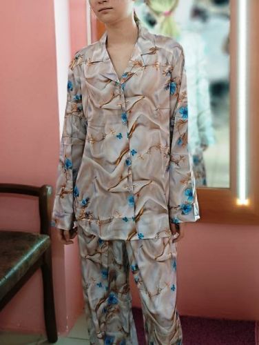 Пижама шелк с брюками  AIPINGNA 8050 (беж с голубыми цветами)