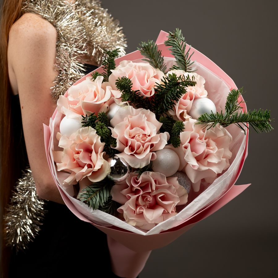 Французские розы с новогодним оформлением