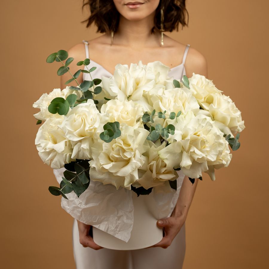 Коробка из 15 белых роз французких с эвкалиптом  60 см