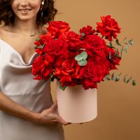 Коробка из 15 французкиз роз с эвкалиптом .