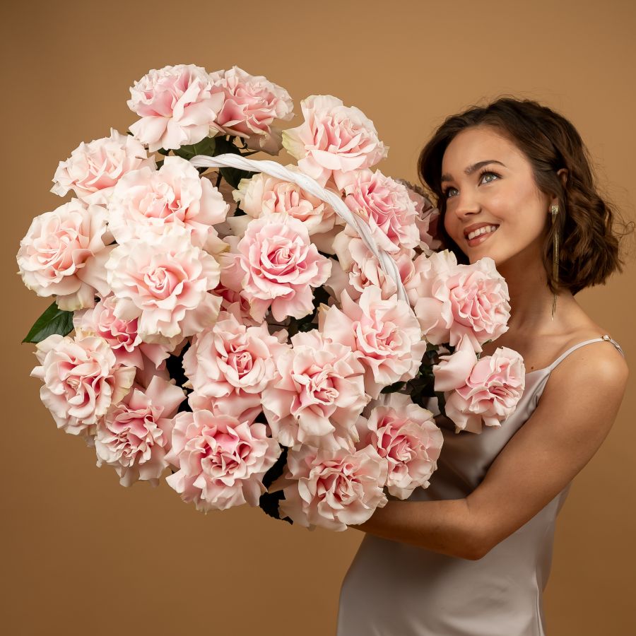 Корзина из 25 французких розовых роз 60 см