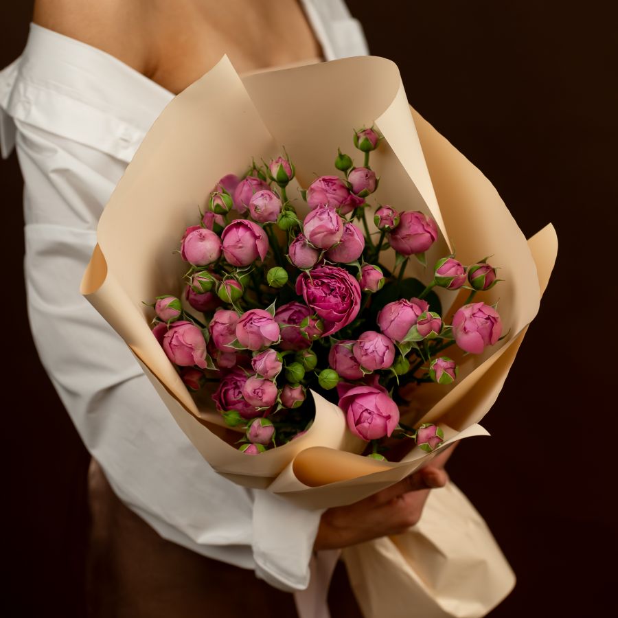 Букет из 5 кустовых роз розовых Мисти Баблс . 60 см .