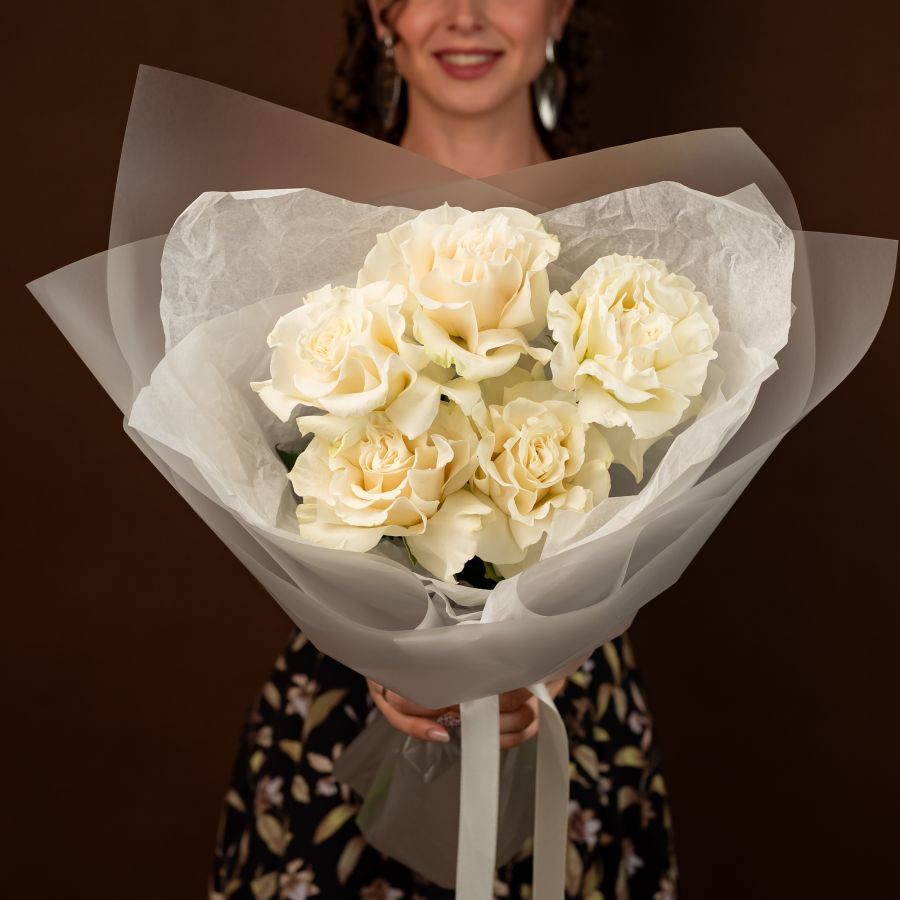 Букет Комлимент из 5 белых роз Мондиаль  60 см