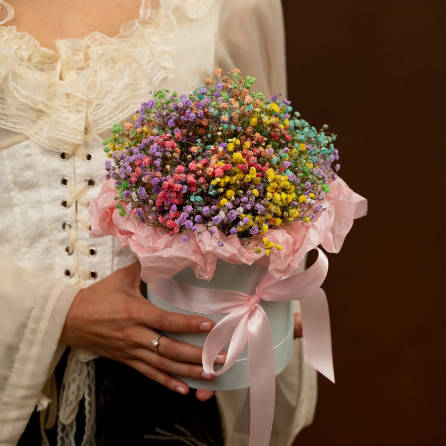 Радужные гипсофилы в шляпной коробке