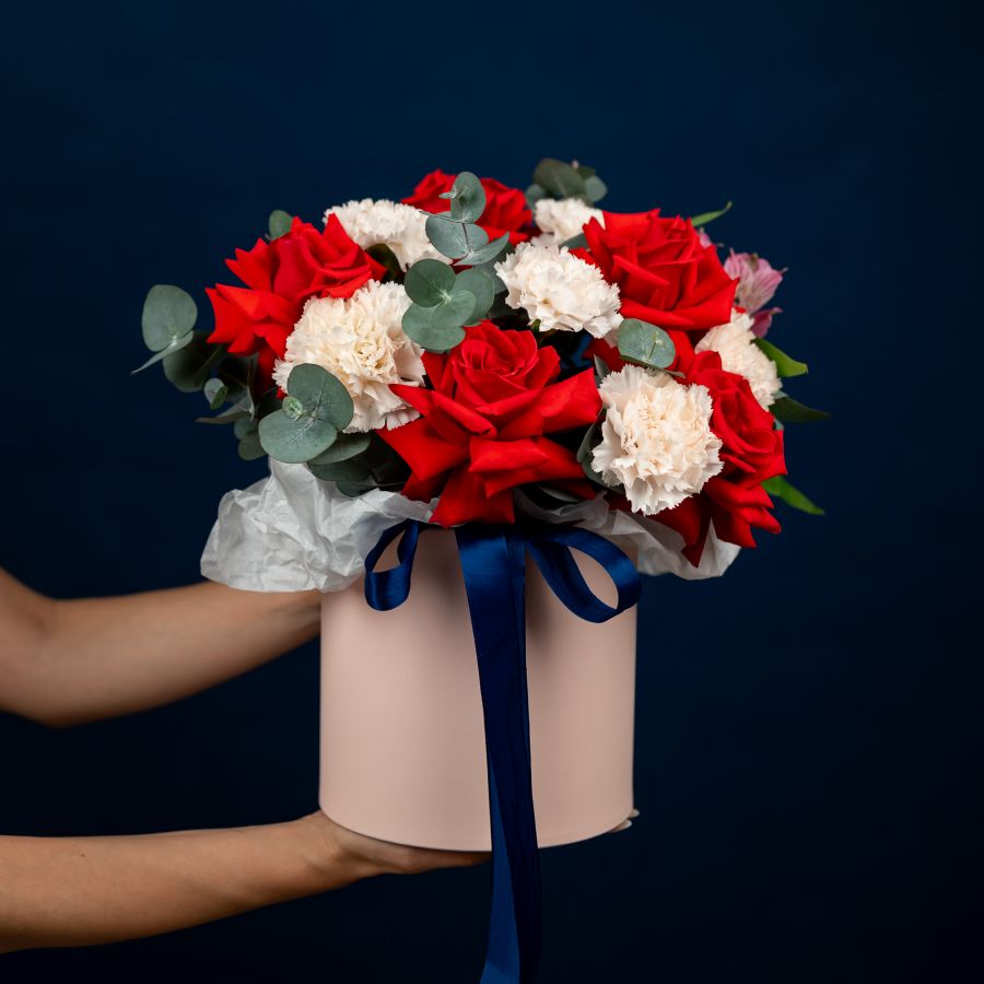 Цветы в коробке из прекрасных роз из сорта Нины