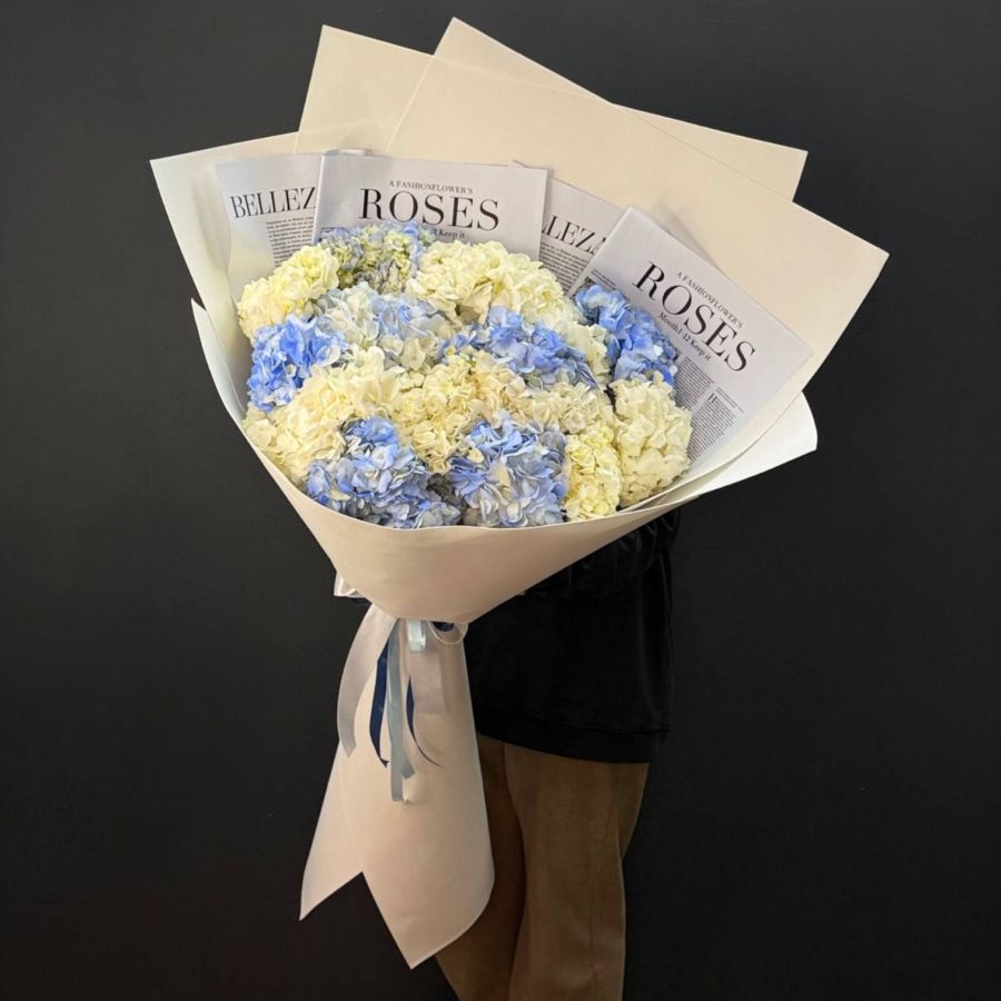 Букет-гигант из бело-голубых гортензий