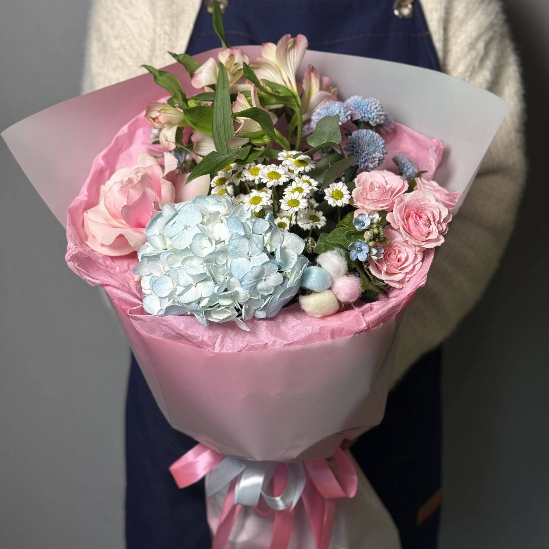 Букет с нежный с гортензией и хлопком