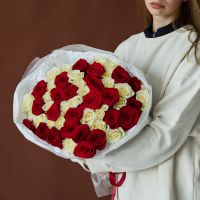 Красные и белые розы 60 см в оформлении (51 шт)