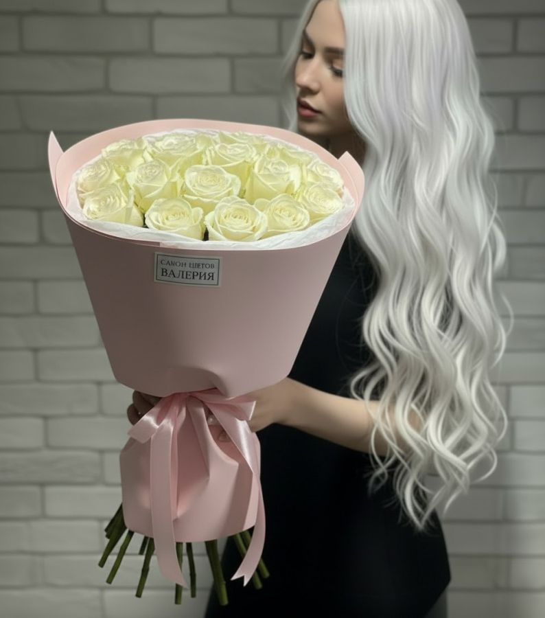 Белые розы в упаковке