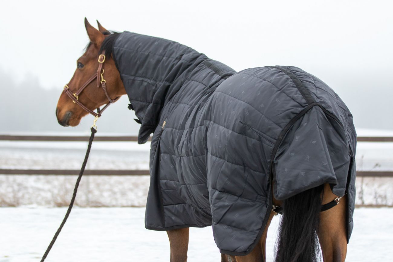 Денниковая попона с полной шеей " LARAMI", 420 ДЕН, наполнитель 200 гр, нейлоновая подкладка.