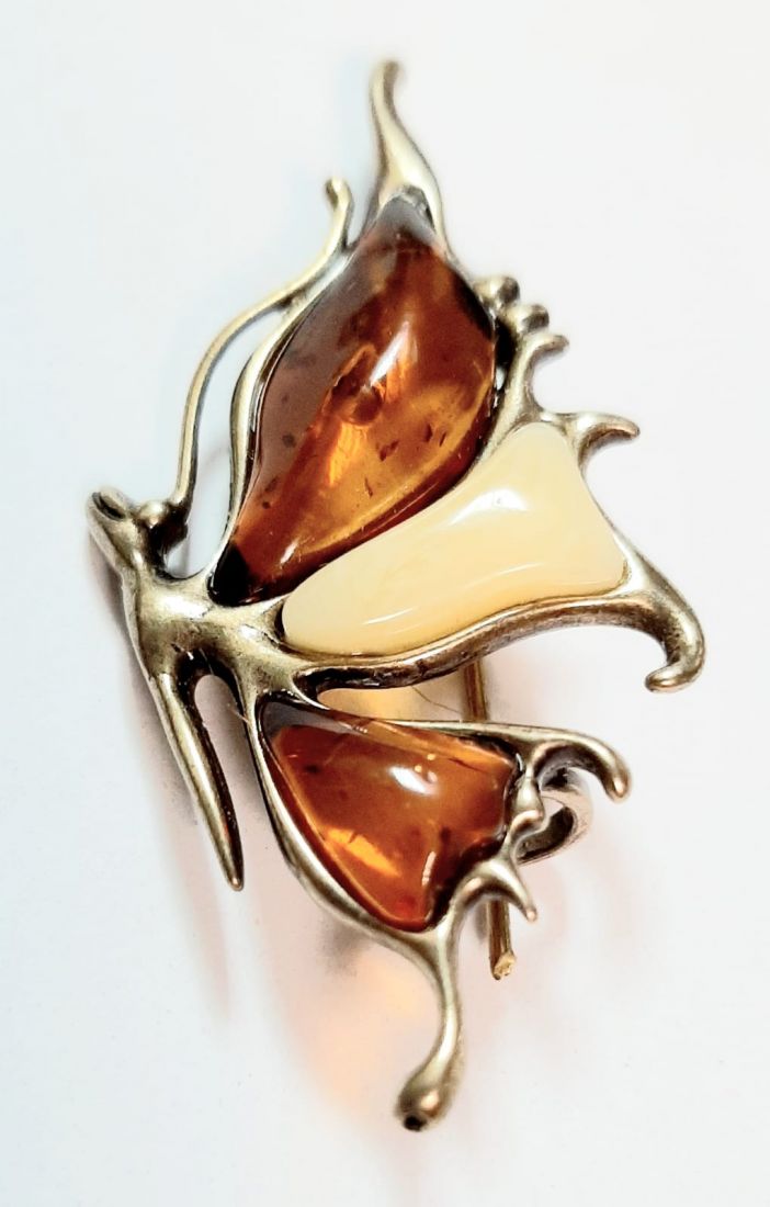 Брошь Бабочка на янтаре