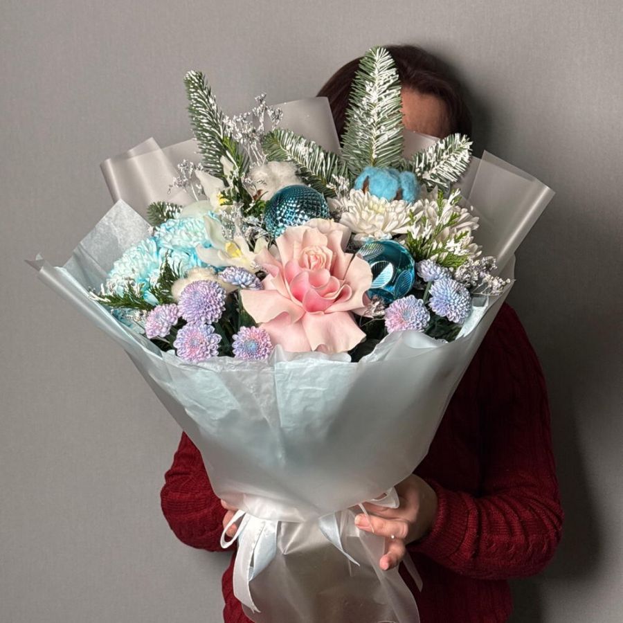 Букет «Зимний вечер» с елочными игрушками