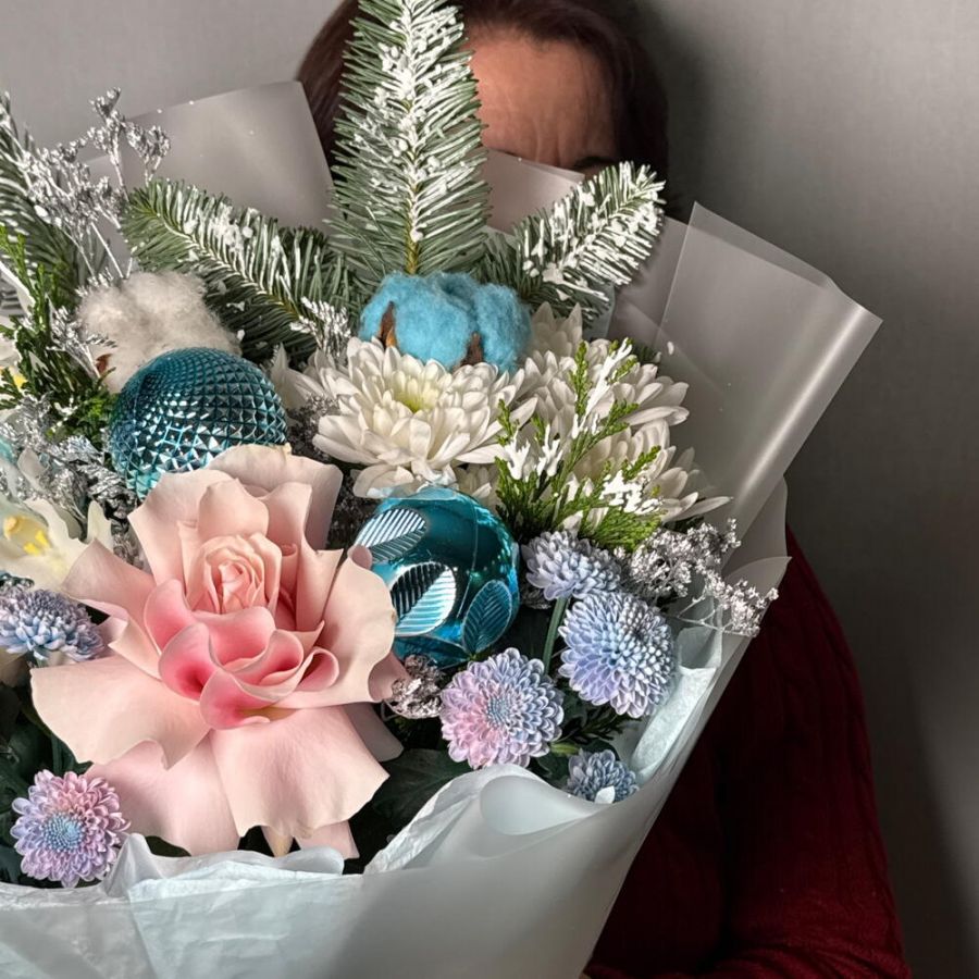 Букет «Зимний вечер» с елочными игрушками