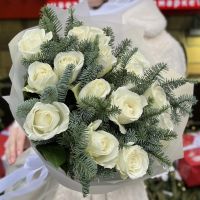 Зимний букет "15 белых роз с нобилисом"