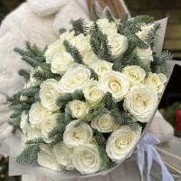 51 белая роза с нобилисом в упаковке