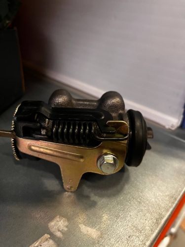 Цилиндр тормозной задний ISUZU NMR85 (правый перед.) с прокачкой