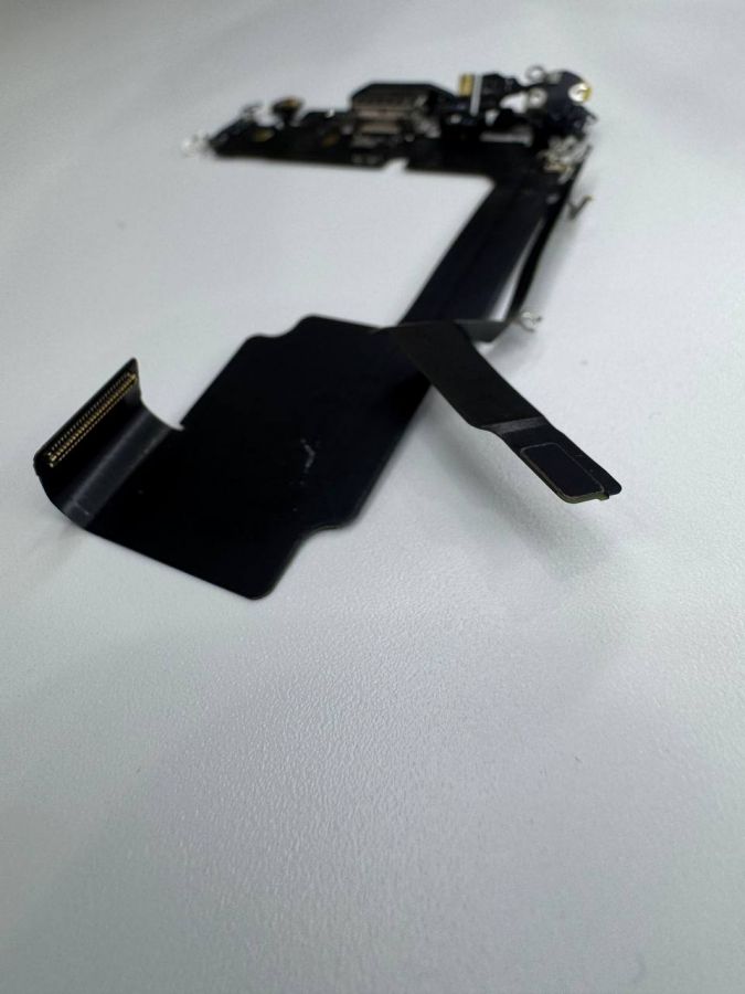 Apple iPhone 15 Pro нижний шлейф с разъёмом зарядки оригинал с разбора (снятый) черный