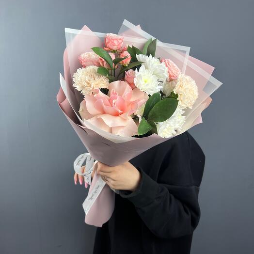 Нежный букет-комплимент с французской розой