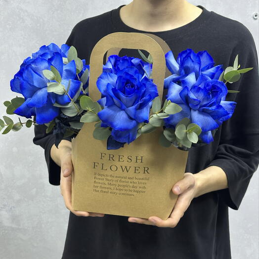 Синие розы в крафтовой сумочке