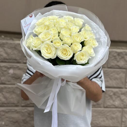 29 белых роз в стильной упаковке