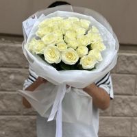 29 белых роз в стильной упаковке