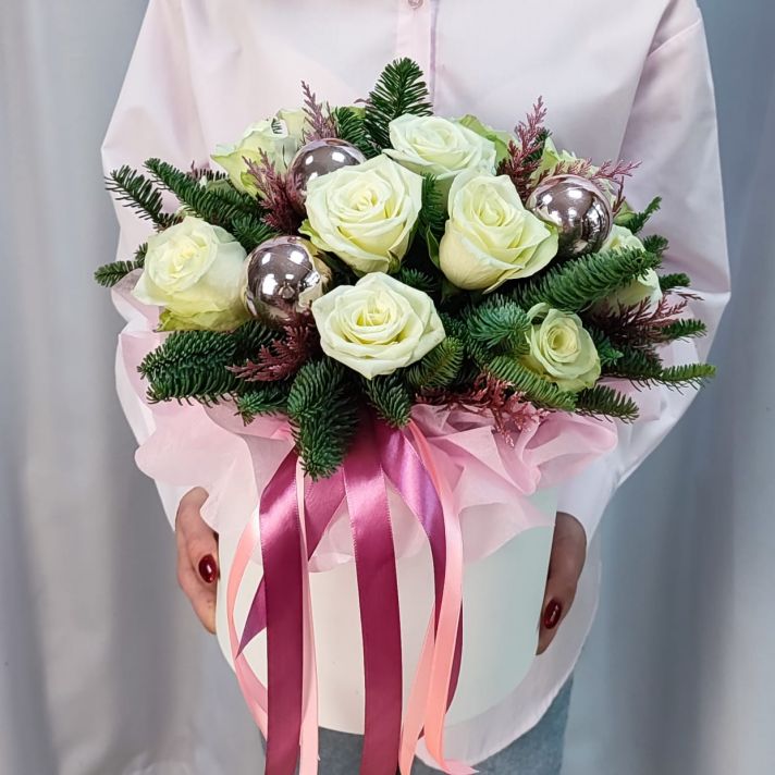 Зимняя композиция с розами и елкой