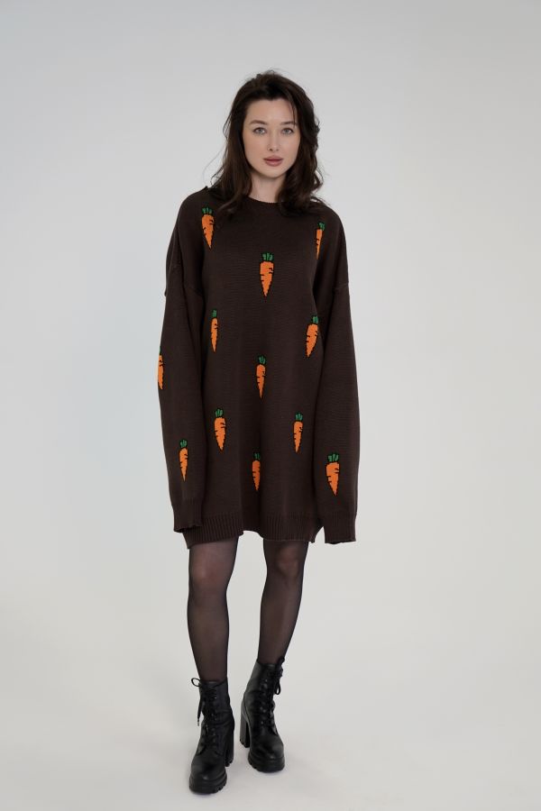 Свитер с морковками удлиненный