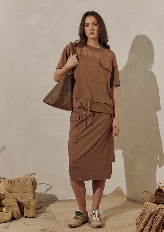 Костюм из вискозы с футболкой и юбкой с прозрачными вставками в цвете mocha mousse