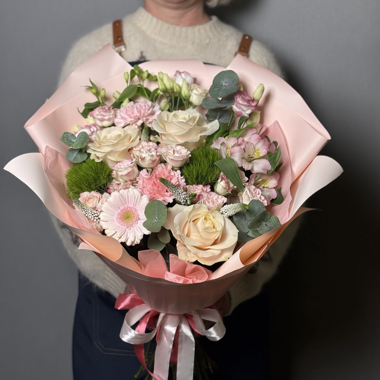 Букет «Весенний день» с диантусами и герберой