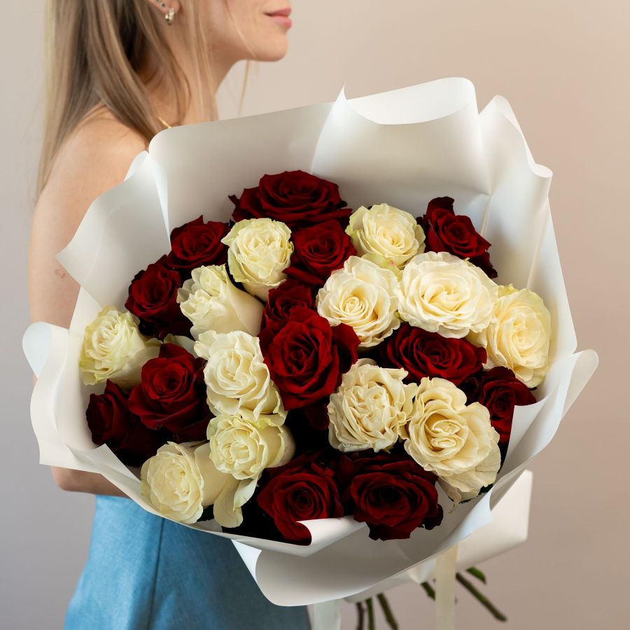 Красная и белая роза 60см от 7 шт