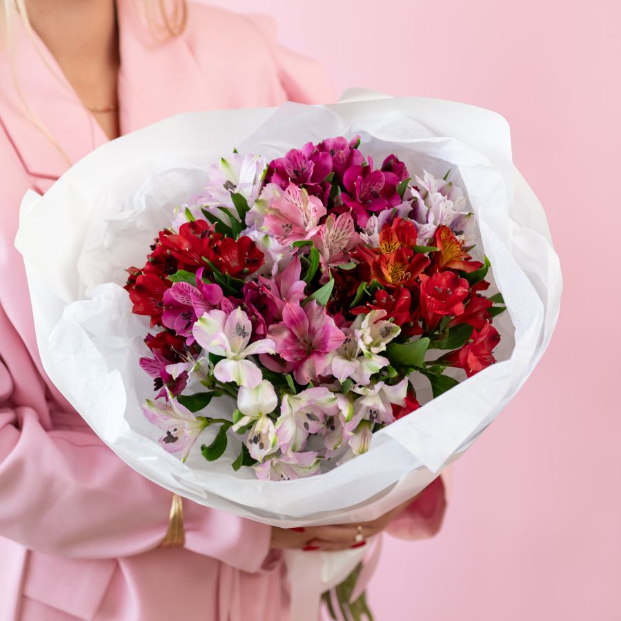 Альстромерия 11 шт в белой упаковке