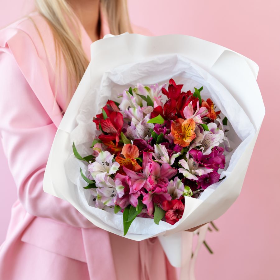 Альстромерия 15 шт в белой упаковке