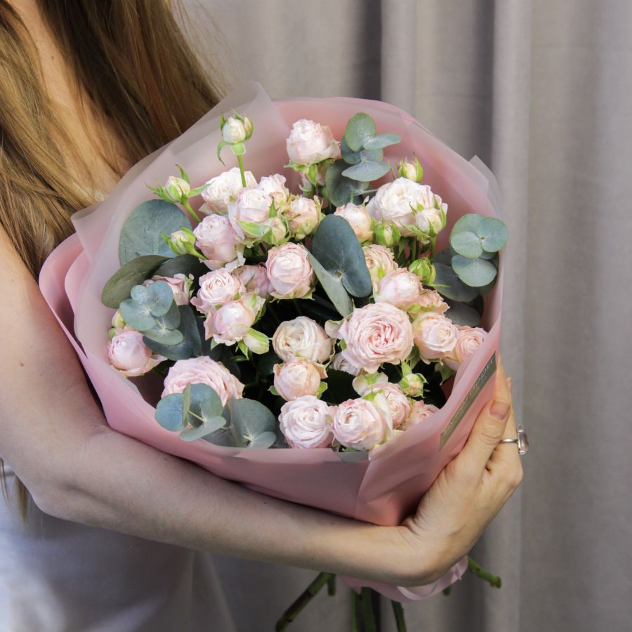 Букет из розовых кустовых роз