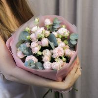 Букет из розовых кустовых роз