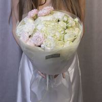 Нежный букет с гортензиями и розами