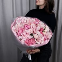 Большой розовый букет из роз