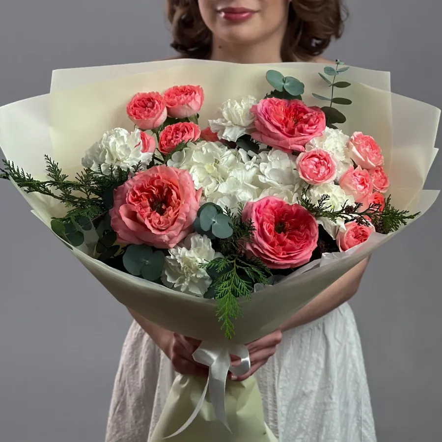 Авторский букет с пионовидной розой и гортензией