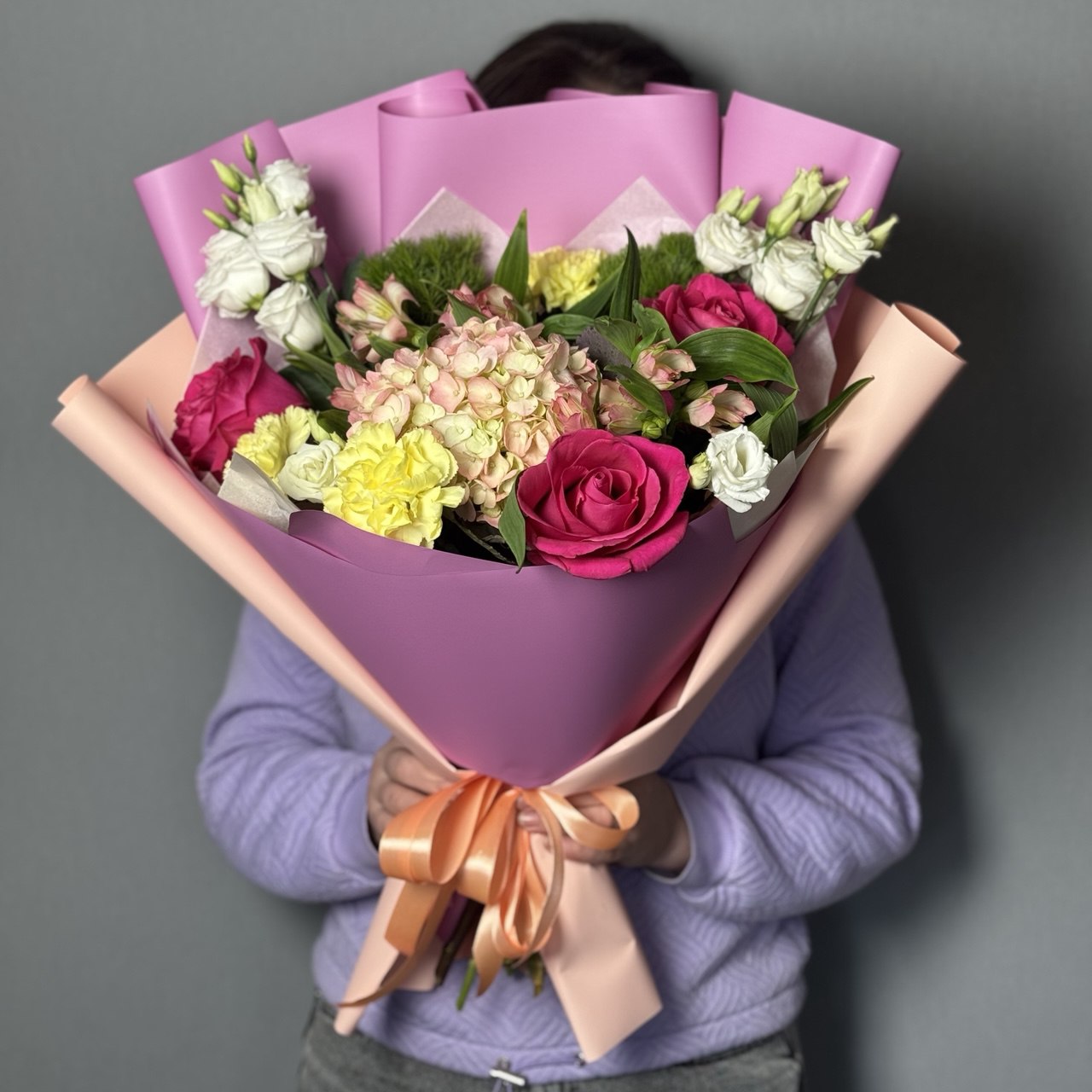 Букет яркий с гортензией и диантусами