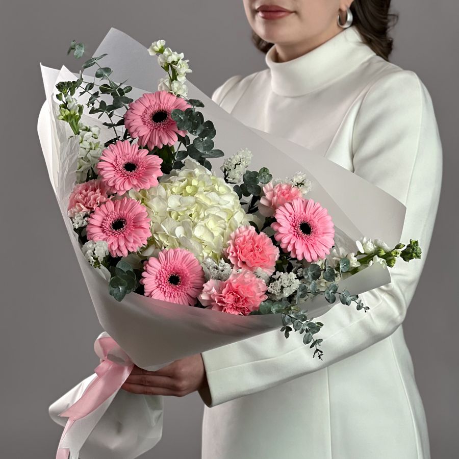 Букет с белой гортензией и гермини