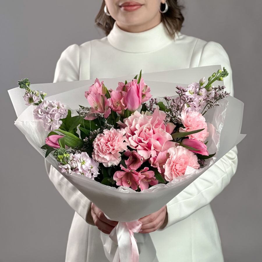 Букет с тюльпанами и маттиолой в розовых тонах