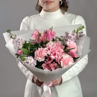 Букет с тюльпанами и маттиолой в розовых тонах