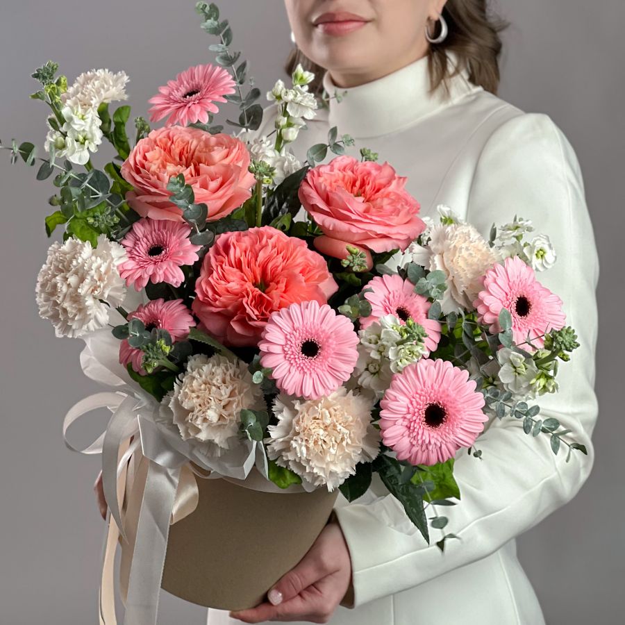 Композиция с маттиолой и пионовидной розой