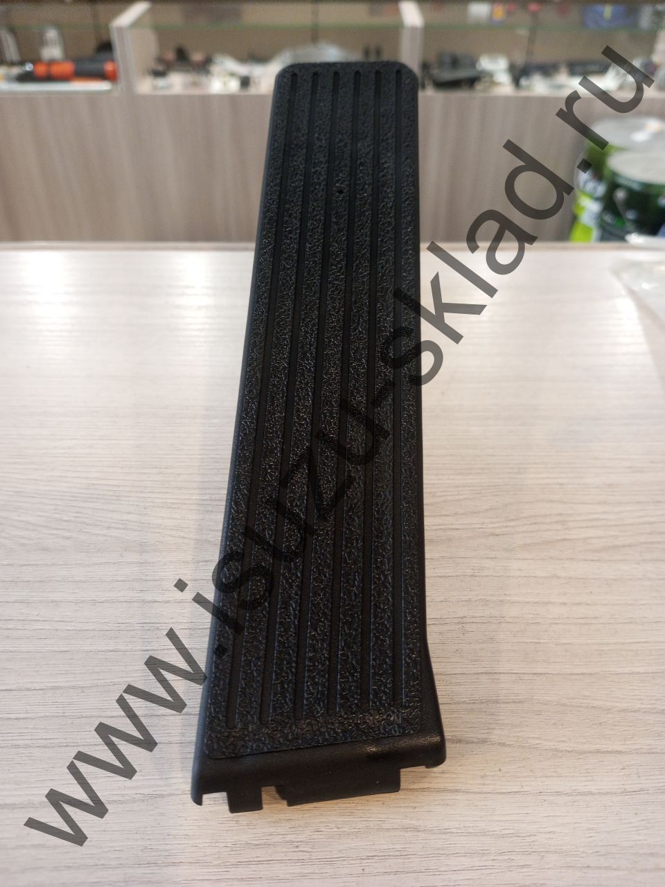 Накладка педали газа nqr90/npr75/fsr90/fvr34 пластмассовая (Isuzu)