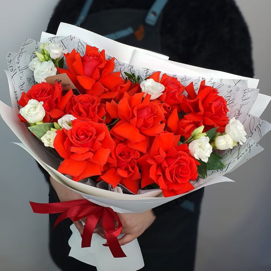 Яркий букет французских роз и эустомы