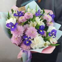 Сиреневый букет с ирисами и диантусами